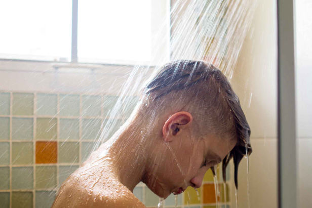 jung-unter-der-dusche
