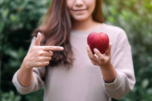 frau-zeigt-auf-apfel